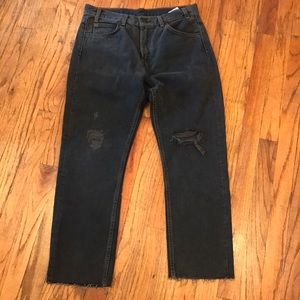 LEVI Cropped distressed black denim